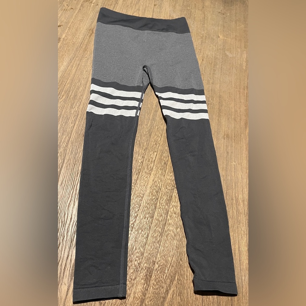 Wmn’s Striped Grey and Light Grey Leggings, Size Small